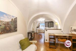 ein Wohnzimmer mit Couch und Tisch in der Unterkunft Palazzo Scapucci Apartment a Navona in Rom