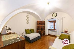 ein Wohnzimmer mit einem Bett und einem Tisch in der Unterkunft Palazzo Scapucci Apartment a Navona in Rom