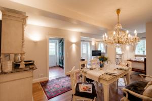 a kitchen and dining room with a table and a chandelier at Sylter Seestern Haus Deichblick in Morsum