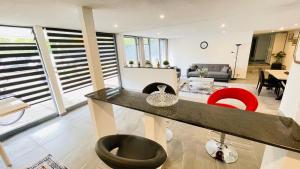 Una sala de estar con una mesa y una sala de estar. en Kami Haus, en Saarbrücken