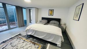Un dormitorio con una cama y una ventana grande. en Kami Haus, en Saarbrücken