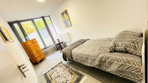 un dormitorio con una cama y una ventana en Kami Haus, en Saarbrücken 17 fotos más