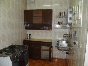 a small kitchen with a stove and a sink at لؤلؤه الفيروز in Marsa Matruh