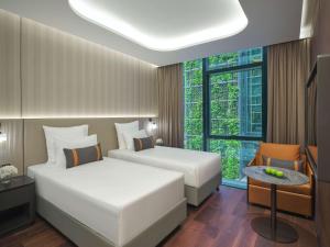 Pullman Singapore Hill Street客房内的一张或多张床位