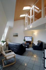 - un salon avec un canapé et une télévision dans l'établissement Luxury Apartments Justingerweg Bern, à Berne