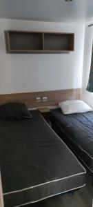 Ένα ή περισσότερα κρεβάτια σε δωμάτιο στο Mobile home 6 personnes Valras plage