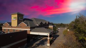 een bovenaanzicht van een gebouw met een rode lucht bij Texas Bungalows Hotel & Hotel Que at Lakeline Austin Cedar Park in Cedar Park