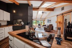 Η κουζίνα ή μικρή κουζίνα στο Mountain Retreat with Hot Tub near skiing and golf
