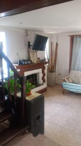 ein Wohnzimmer mit Kamin und Couch in der Unterkunft Casa Mazensio in Mar del Plata