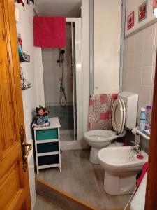 Ένα μπάνιο στο Bel Appartement T2 au coeur de la vieille ville de Briançon dans la cité Vauban, Serre Chevalier +9 φωτογραφίες
