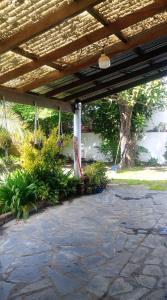 eine Terrasse mit Steinboden und einer Pergola in der Unterkunft Casa Mazensio in Mar del Plata + 16 Fotos