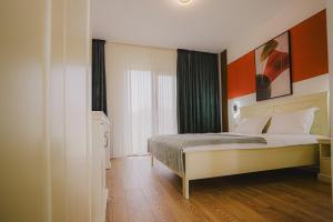 ein Schlafzimmer mit einem großen Bett in einem Zimmer in der Unterkunft Pensiunea Subcarpati in Jiblea Veche