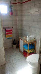 ein weißes Badezimmer mit Toilette und Waschbecken in der Unterkunft Casa Mazensio in Mar del Plata