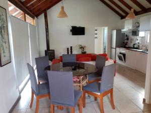 a kitchen and a dining room with a table and chairs at Casa Tunquen VIP in Tunquén