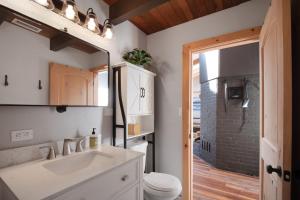 Ένα μπάνιο στο Mountain Retreat with Hot Tub near skiing and golf +41 φωτογραφίες