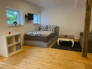 un salon avec un canapé et une table dans l'établissement Wunderschöne Ferienwohnung zwischen Bremen und Hamburg, à Alfstedt