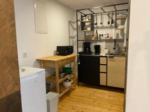 - une petite cuisine avec une table et un comptoir dans l'établissement Wunderschöne Ferienwohnung zwischen Bremen und Hamburg, à Alfstedt