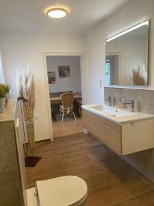 ein Badezimmer mit Waschbecken und großem Spiegel in der Unterkunft Ferienwohnung in Adenau am Nürburgring in Adenau