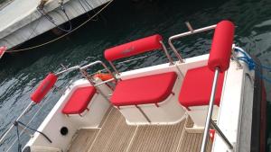 ein Boot mit roten Sitzen auf dem Wasser in der Unterkunft Vip Bosphorus Tour in Istanbul