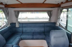 eine blaue Couch im hinteren Teil eines Busses in der Unterkunft Vip Bosphorus Tour in Istanbul
