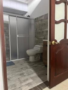 Bilik mandi di Casa Hostal los Profes