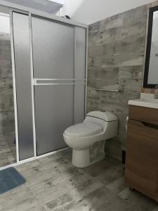 Bilik mandi di Casa Hostal los Profes