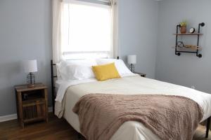 una camera da letto con un letto grande con una finestra di Rustic Hive - Wyoming a Casper