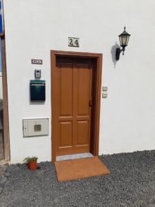 una puerta con el número en el costado de un edificio en Casa Ole, en Caleta de Caballo