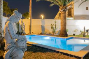 Πισίνα στο ή κοντά στο Villa La Contenta jardín y piscina en Conil centro