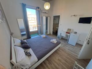 een slaapkamer met een bed en een groot raam bij Bedroom la stazione in Palermo