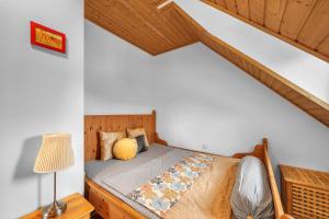 łóżko z drewnianym zagłówkiem w pokoju w obiekcie Modern chalet Na Zlatníku w mieście Zlatá Olešnice