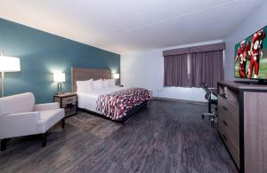 Postel nebo postele na pokoji v ubytování Red Roof Inn & Suites Wilmington – New Castle