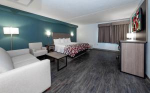TV a/nebo společenská místnost v ubytování Red Roof Inn & Suites Wilmington – New Castle
