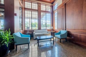 Posezení v ubytování Red Roof Inn & Suites Wilmington – New Castle