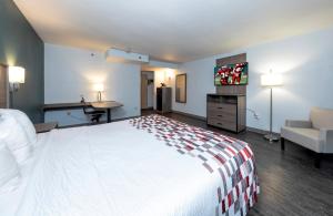Postel nebo postele na pokoji v ubytování Red Roof Inn & Suites Wilmington – New Castle