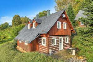 dom na szczycie wzgórza w obiekcie Modern chalet Na Zlatníku w mieście Zlatá Olešnice