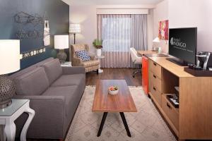 TV a/nebo společenská místnost v ubytování Hotel Indigo Austin Downtown - University by IHG
