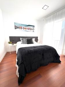 グエハル・シエラにあるLa Estación Sierra nevadaのベッドルーム1室(大型ベッド1台、黒い毛布付)