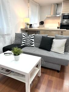 グエハル・シエラにあるLa Estación Sierra nevadaのソファとテーブルのあるリビングルーム