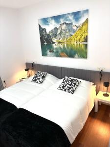 グエハル・シエラにあるLa Estación Sierra nevadaの壁に絵が飾られたベッドのある寝室