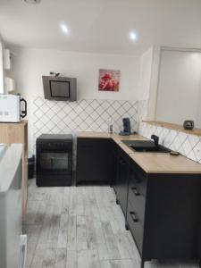 Cuisine ou kitchenette dans l'établissement Chez Nathalie