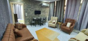 Posezení v ubytování Zayed Villa with 4 apartments , Giza , 6 of October,Sheikh Zayed,Egypt شقق فلا الشيخ زايد