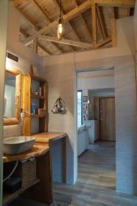 オルマにあるEndless View Orma Guesthouseのバスルーム(シンク、鏡付きカウンター付)