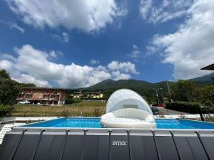 CasalzuignoKurt e famiglia的一个带滑梯和游泳池的大型游泳池