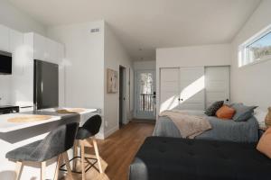 Sainte BéatrixにあるMini-Meli - Small paradise in the middle of natureのベッドとテーブルとキッチンのある寝室 +43枚の写真