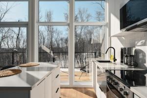 Sainte BéatrixにあるMini-Meli - Small paradise in the middle of natureのキッチン(白いカウンター、大きな窓付)