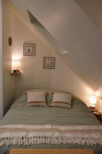 Postel nebo postele na pokoji v ubytování Gîte des Comtes du Perche 2 logements indépendants de 40 et 25 m2 + 19 fotografií