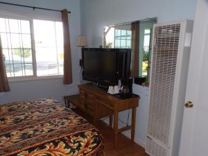 A television and/or entertainment centre at Cypress Tree Motel