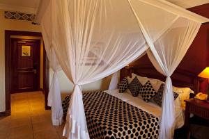 Кровать или кровати в номере The Kingdom at Victoria Falls