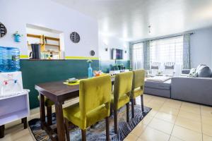 Posezení v ubytování Cozy Rooms JKIA - 3 Bedroom With 5 Beds, 2Baths